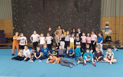 ŠPORTNI DAN 3. A, B: MINI PLANICA IN PLEZANJE